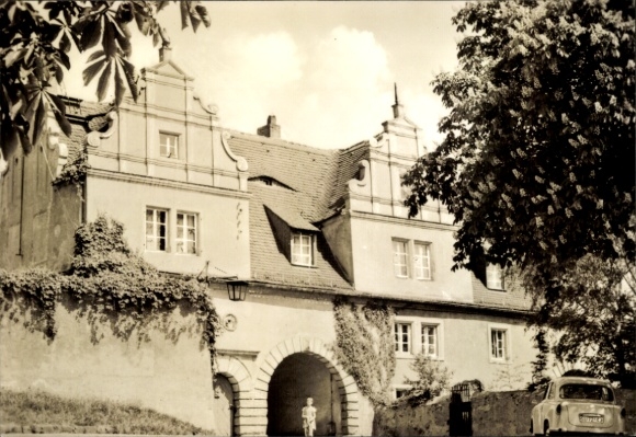Postcard Strehla on the Elbe Saxony, castle, architecture, vehicle in the foreground, tree