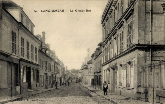 Postcard Longjumeau Essonne, street in row of houses, people on the street