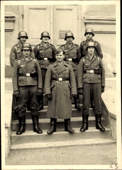 Photo Vienna 23 Liesing Inzersdorf, German Air Force, pilots in uniform, Memorial Day 1942