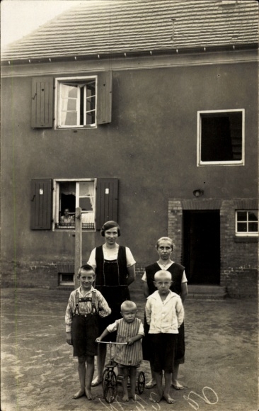 Foto Ak Laubusch Lauta in der Oberlausitz, Wohnhaus, Frau Wünsch, Kurtel, Kinder, Dreirad