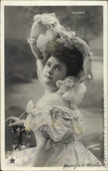 Ak Schauspielerin Daume, Portrait, Hut