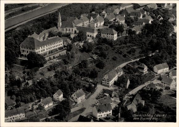Ak Oberkirchberg Illerkirchberg in Württemberg, Luftaufnahme von Oberkirchberg, Gebäude, Straßen,