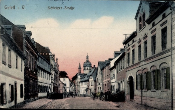 Ak Gefell im Vogtland, Straße mit Häusern, türmender Kirche, people walking