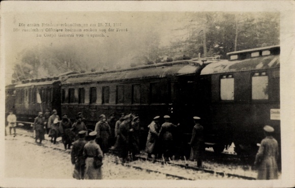 Ak Russische Offiziere kommen soeben von der Front, Eisenbahn