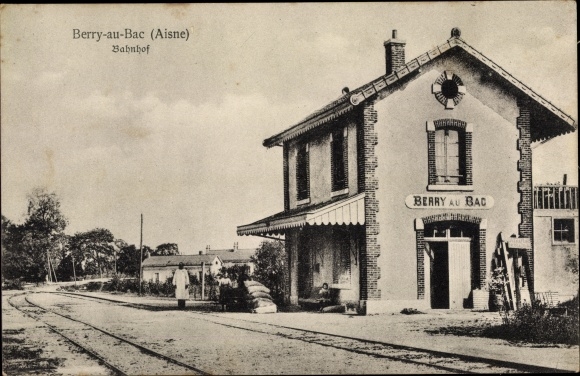 Postcard Berry au Bac Aisne, train station