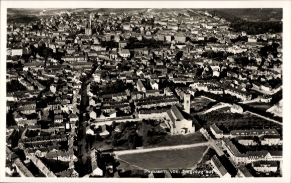 Ak Pirmasens am Pfälzerwald, Luftaufnahme von  Stadtansicht, alte Gebäude