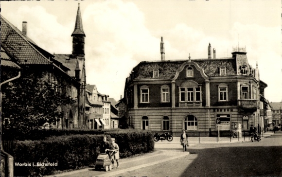 KP Worbis w Eichsfeld w Turyngii, scena uliczna, kobieta z wózkiem