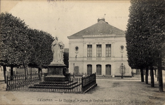 Ak Étampes Essonne, Theater mit Statue, Bäume,  Architektur