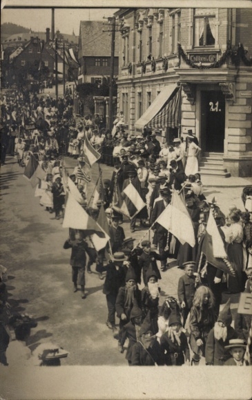 Photo Postcard Lauter Bernsbach in the Ore Mountains Saxony, parade, children dressed as dwarves
