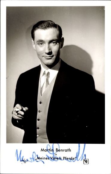 Postcard actor Martin Benrath, portrait with cigarette, my father's horses, autograph