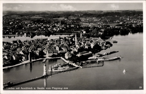 Ak Lindau in Bodensee Schwaben, Fliegeraufnahme vom Ort, Leuchtturm