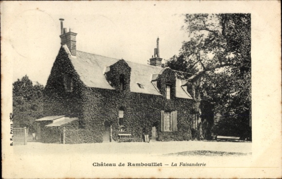 Ak Rambouillet Yvelines, Château de  La Faisanderie,  Gebäude, umgeben von Bäumen