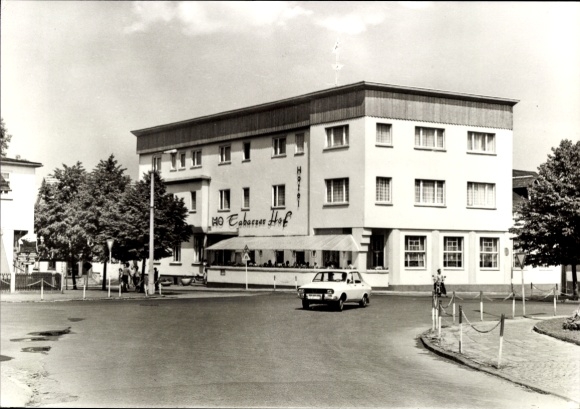 Ak Tabarz im Thüringer Wald, Hotel Tabarzer Hof, helles Gebäude, PKW, Bäume