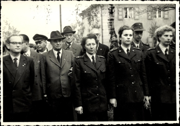 Photo Postcard Schwarzheide in Lower Lusatia, officials, Red Cross? Paramedics in uniform?