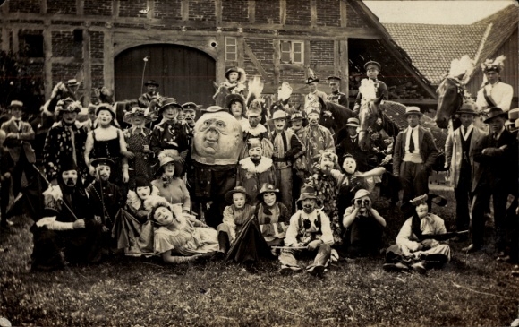 Photo Postcard Stadthagen in Lower Saxony, Schaumburg region, costumed people
