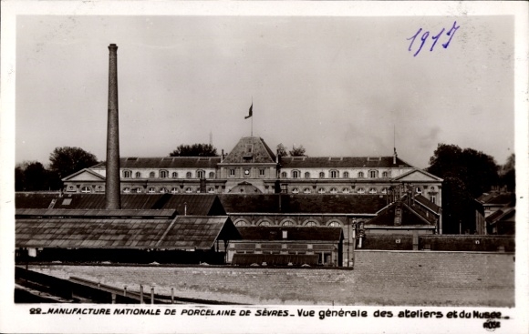 Postcard Sèvres Hauts de Seine, porcelain factory, chimney, building, flag, architecture