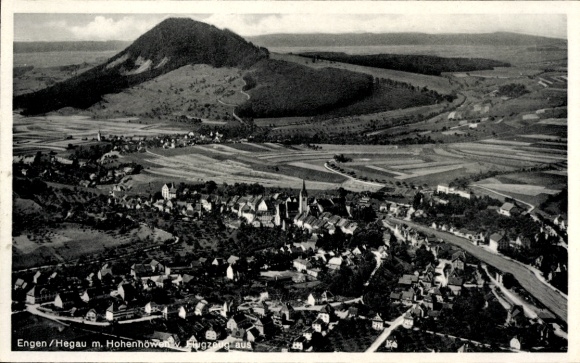 Ak Engen im Hegau Baden, Landschaftsbild mit Hohenhowen, Dorfansicht, Weiden, Straße