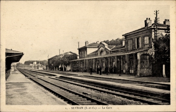 Ak Sevran Seine Saint Denis, Bahnhof, Gleise, Bahnhofsgebäude, Menschen stehen, Bäume im Hintergr
