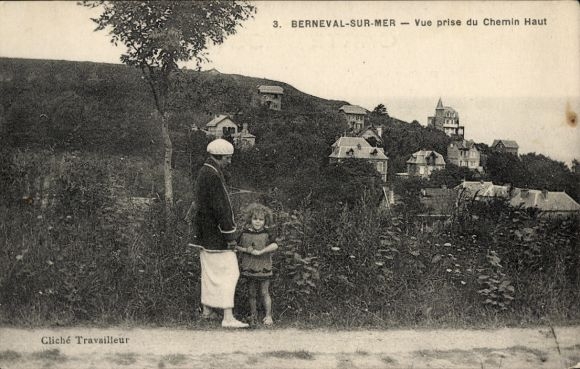 Postcard Berneval sur Mer Seine Maritime, Vue prize du Chemin Haut, woman with child
