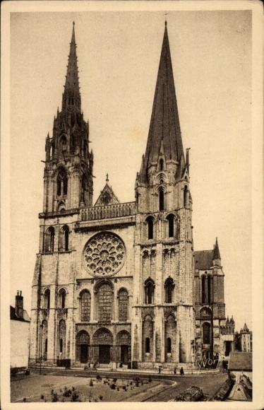 Postcard Chartres Eure et Loir, Cathedral of high towers, rose window, architecture