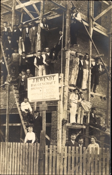 Photo Postcard Hanseatic City of Bremen, construction business JH Wendt, construction site, craftsmen on scaffolding