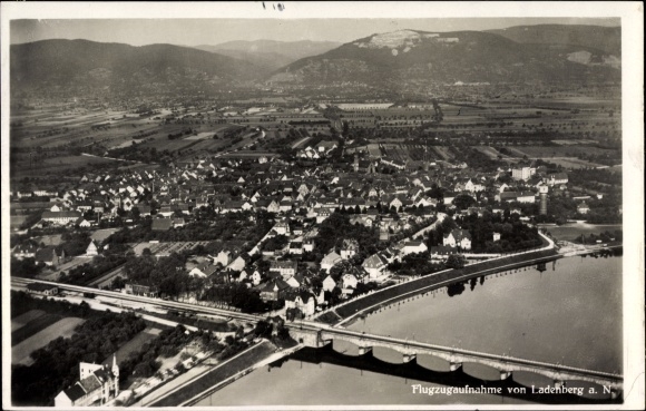 Ak Ladenburg im Rhein Neckar Kreis, Totalansicht der Ortschaft, Brücke, Berge