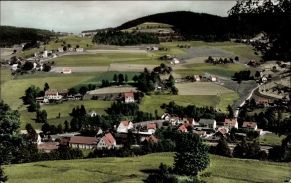 Ak Warmensteinach Oberfranken Bayern, Landschaft mit Häusern, weitläufige Felder, sanfte Hügel...