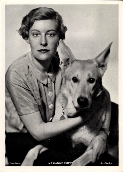 Photo actress Marianne Hoppe, portrait with dog