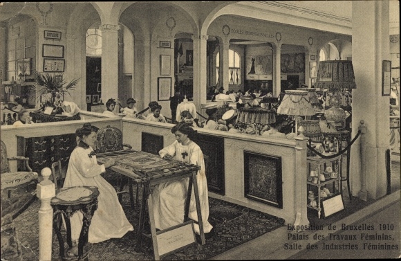 Postcard Bruxelles Brüssel, 1910 Exhibition, Women&#39;s Work Center, Women&#39;s Industries Room