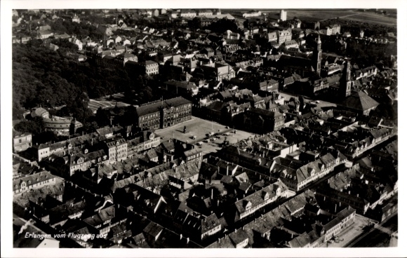 Ak Erlangen in Mittelfranken Bayern, Luftaufnahme von  alte Stadtansicht, schwarz-weiß,  Gebäude