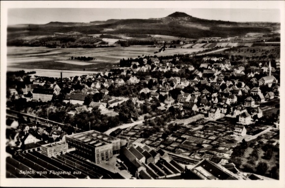 Ak Salach im Filstal, Luftaufnahme von  viele Häuser, Landschaft, Berge im Hintergrund
