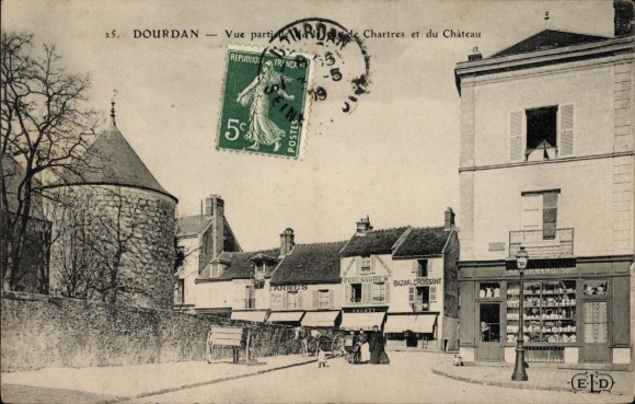 Ak Dourdan Essonne, Vorderseite zeigt  Blick auf Markt, Gebäude, historische Architektur