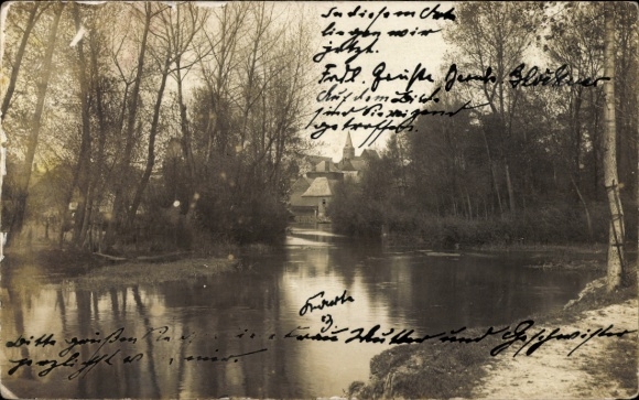 Foto Ak Frankreich, Fluss, Wald, Häuser