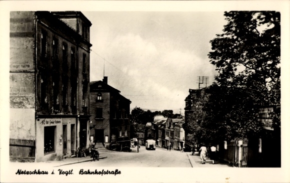 Ak Netzschkau im Vogtland, Straße, Gebäude, Wolken, alte Architektur, Stadtszene