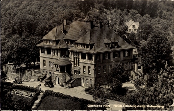Ak Gernrode Quedlinburg in het Harzgebergte, FDGB recreatiehuis Stubenberg, grote villa, omgeven door bomen,