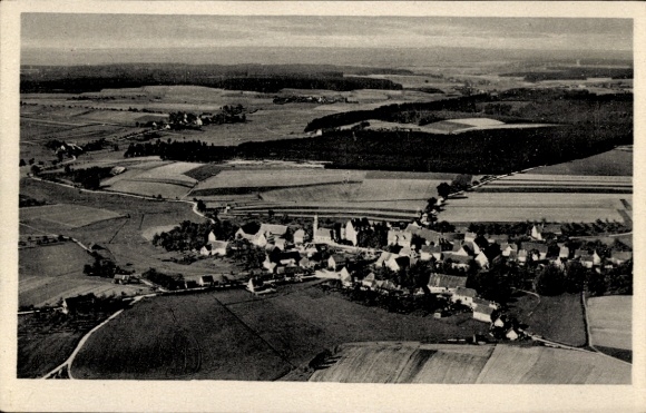 Ak Hürbel Oberschwaben Württemberg, Luftaufnahme eines kleinen Dorfes, Weiden und Felder, 1944