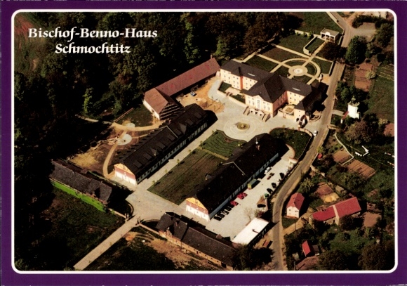 Ak Schmochtitz Bautzen Oberlausitz, luchtfoto van het Bisschop Benno Huis, omgeving, parkeerplaatsen