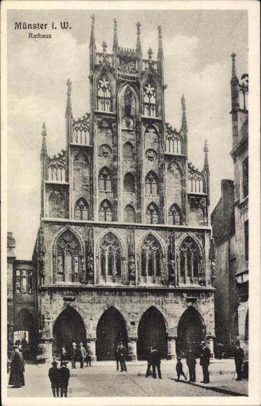 Ak Münster in Westfalen, Rathaus in  gotische Architektur, Menschen auf dem Platz