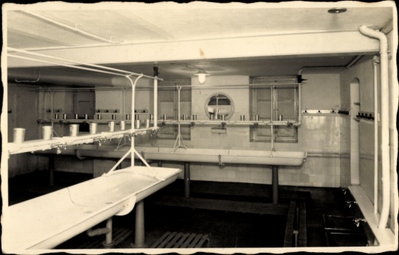 Postcard Neukirch in der Lausitz, interior view of the youth hostel, washroom, writings and sinks