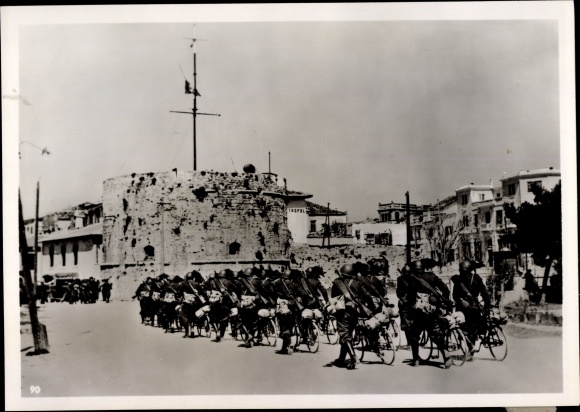 Zdjęcie H. Hoffmann, Durazzo Durrës Albania, wkroczenie wojsk włoskich do miasta, kwiecień 1939 r.
