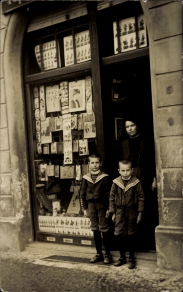 Foto Ak Berlin Neukölln, Papier-Handlung Richard Imrock, Pannierstraße 22, Schaufenster, Kinder