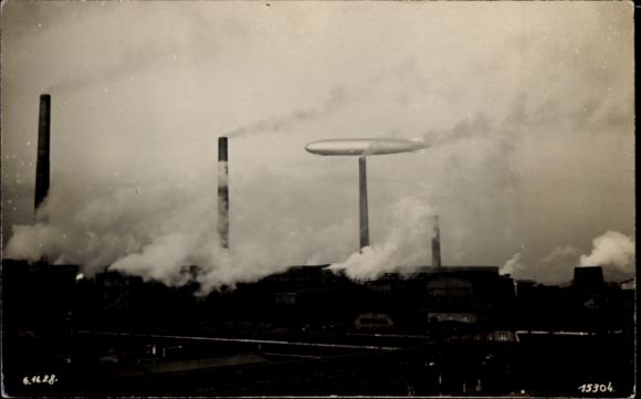 Foto Ak Leuna an der Saale, Zeppelin über den Leuna-Werken