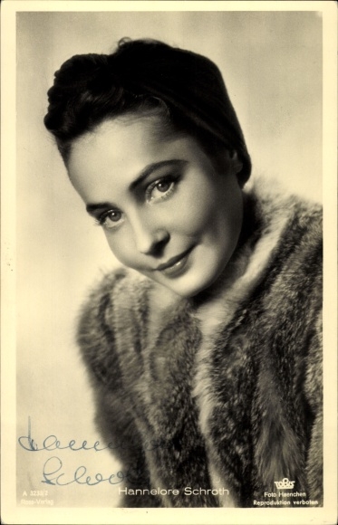 Postcard actress Hannelore Schroth, portrait, fur, autograph