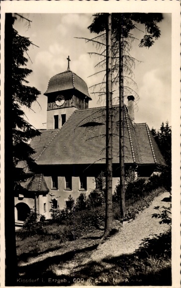Ak Kipsdorf Altenberg im Erzgebirge, Kirche mit Uhrturm, Bäume im Vordergrund, ländliche Szene