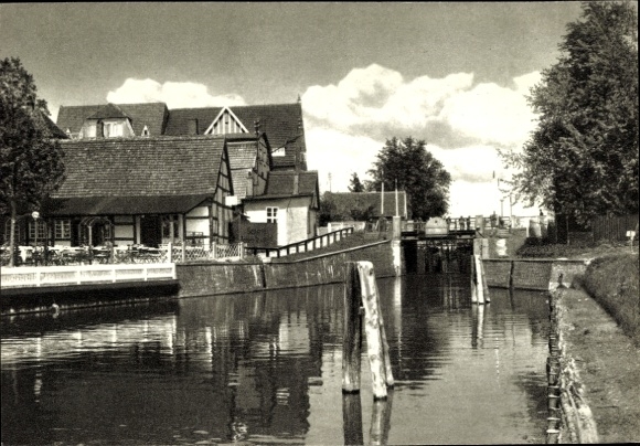 Ak Lübz in Mecklenburg, Schwarzwasserstraße, alte Gebäude, Brücke, ruhiger Fluss