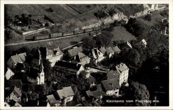 Ak Kleinkems Efringen Kirchen am Oberrhein, Luftaufnahme,  Flugzeugperspektive, Villen, Kirche