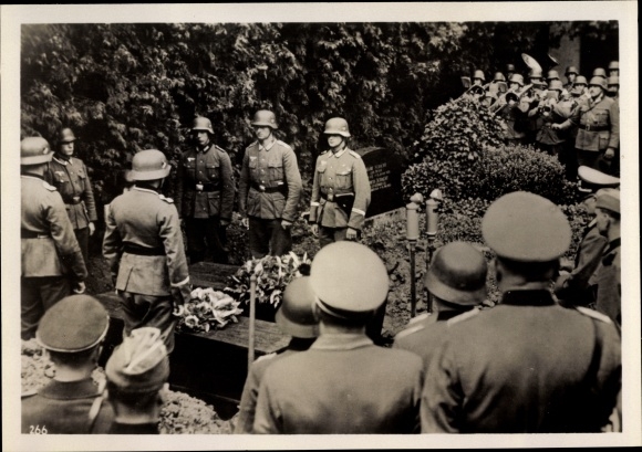 Foto Heinrich Hoffmann, Wehrmacht Soldaten, Beisetzung auf Saarbrücker Friedhof, September 1939