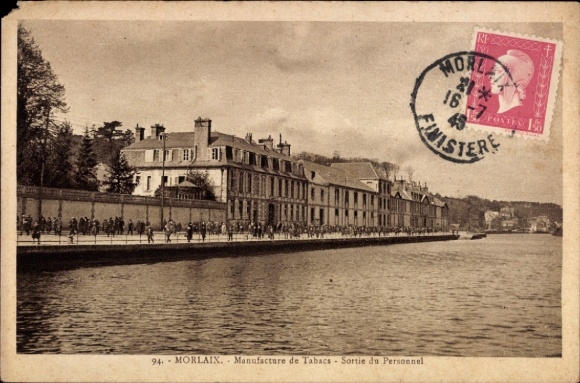 CPA Morlaix Finistère, Manufacture de Tabacs, Sortie du Personnel