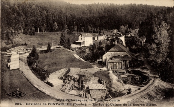 Ak Pontarlier Doubs, Landschaftsaufnahme, Fabriken, Bäume, Hügel, Fluss