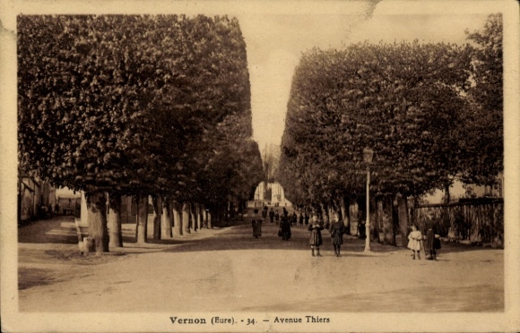 Ak Vernon Eure, Allee mit Bäumen, Menschen auf dem Gehweg, Vintage-